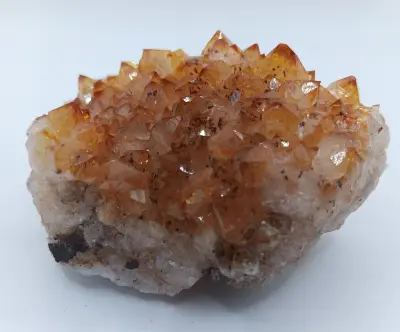Citrin Stufe in schöner Farbe