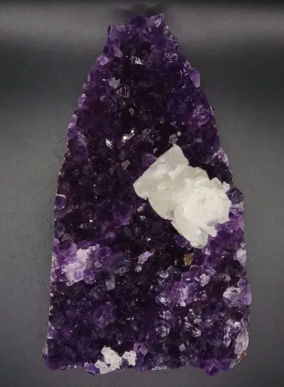 Amethyst Stufe in bester Farbe mit Bergkristall