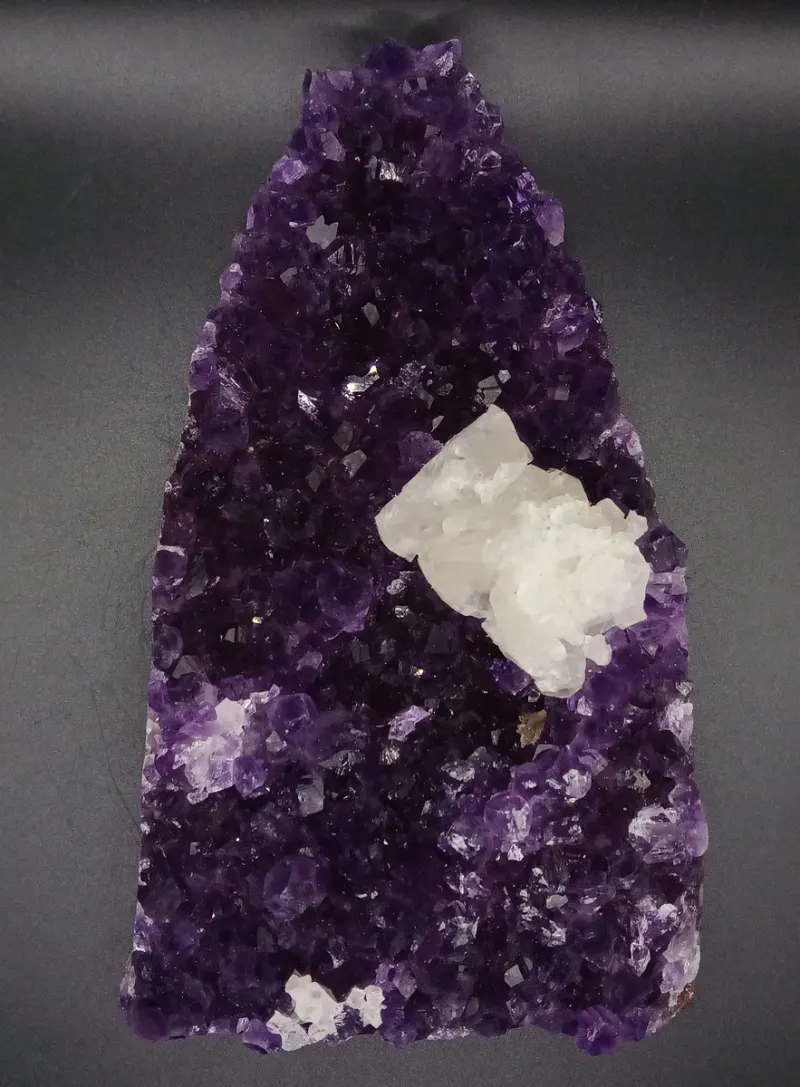 Amethyst Stufe in bester Farbe mit Bergkristall