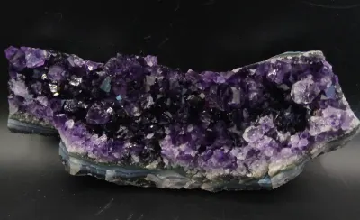 Amethyst Stufe in einzigartiger Farbe mit Achat Ring