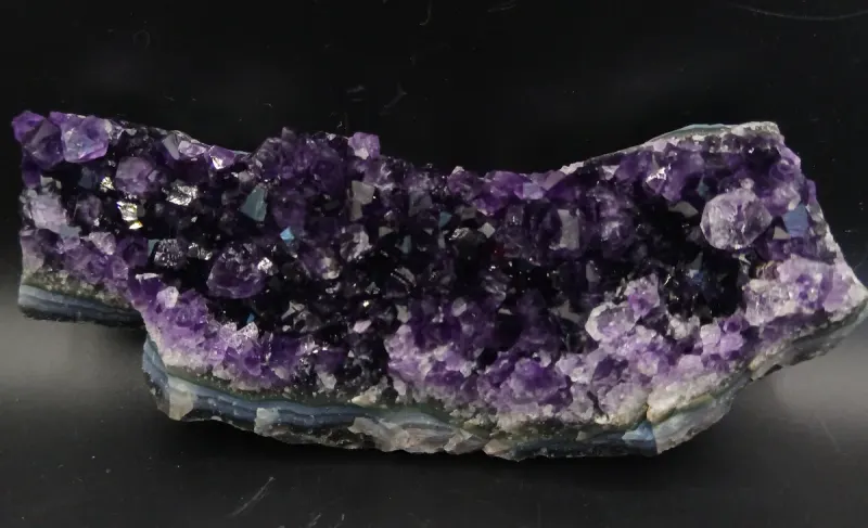 Amethyst Stufe in einzigartiger Farbe mit Achat Ring